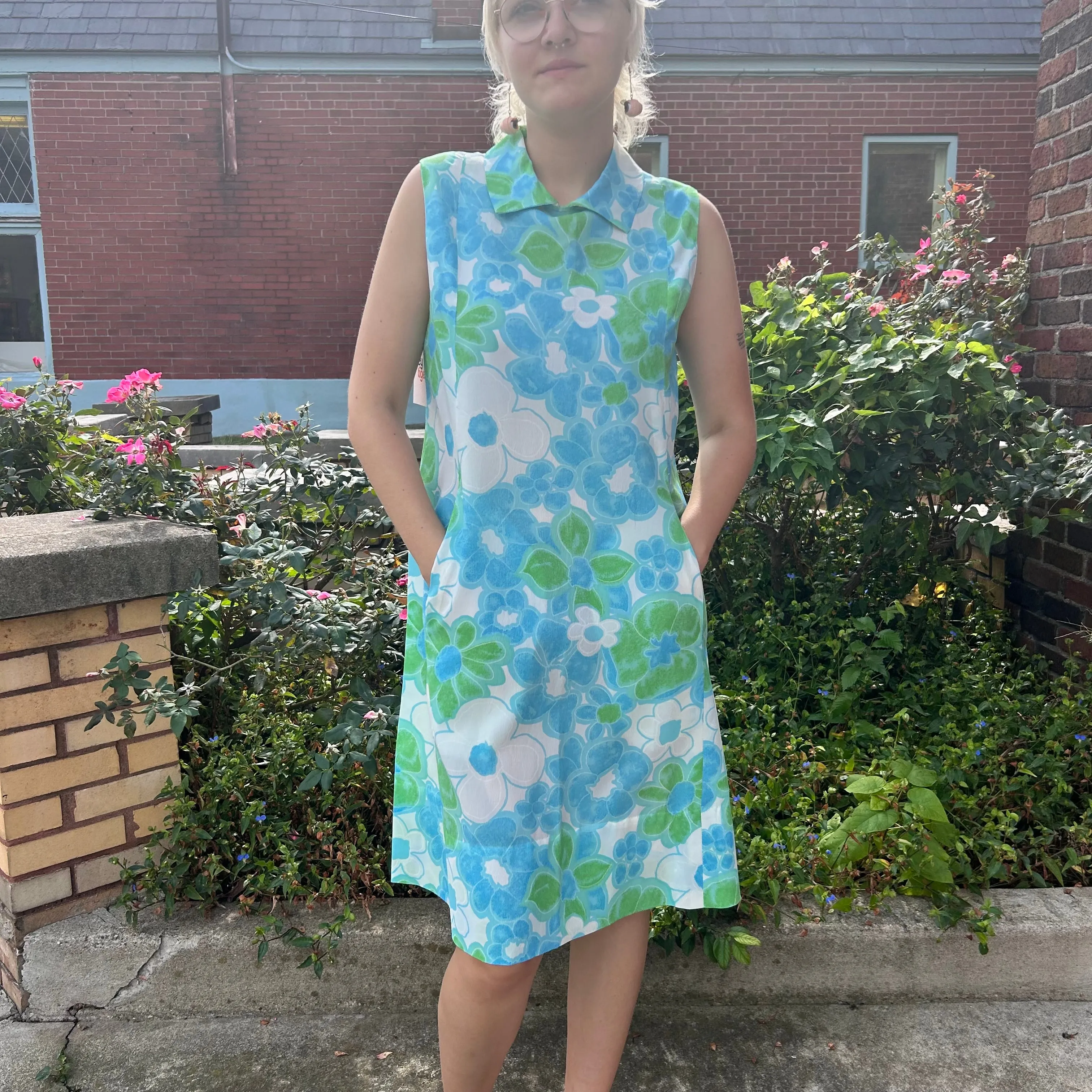 1960s floral shift dress w/ front pockets