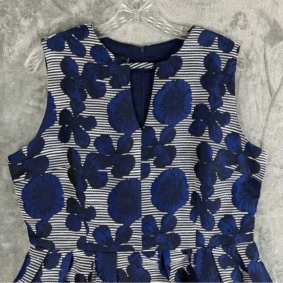 Differentes Blue Floral Maxi Dress 4XL Sleeveless Full Skirt Keyhole Cutout Long