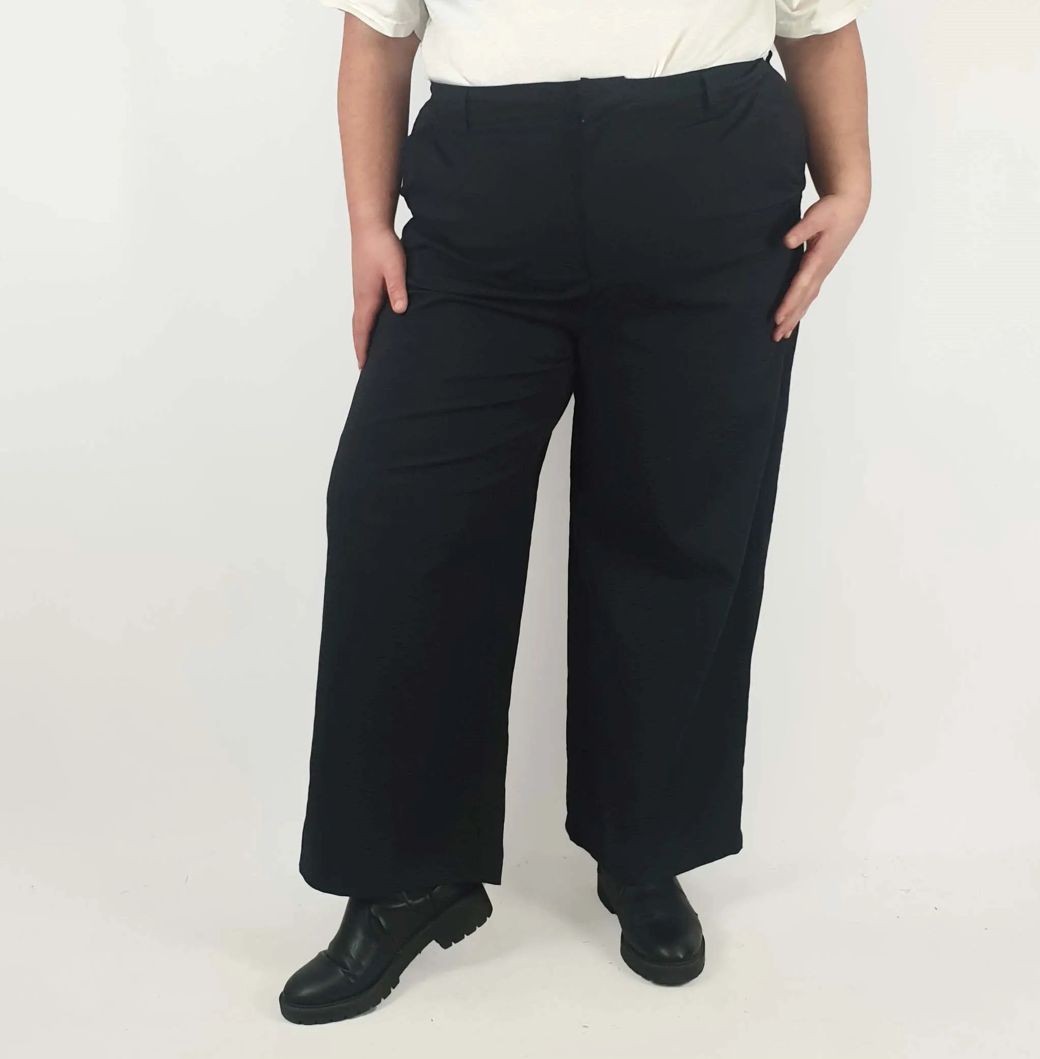 Frock Me Out black wide leg pants size 22