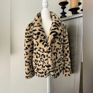 🎉HP🎉Dylan Los Angeles Teddy Leopard-Print Jacket