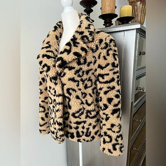 🎉HP🎉Dylan Los Angeles Teddy Leopard-Print Jacket