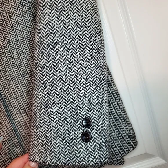 Kasper 2 piece Skirt Suit size 8P Wool Blend Black White