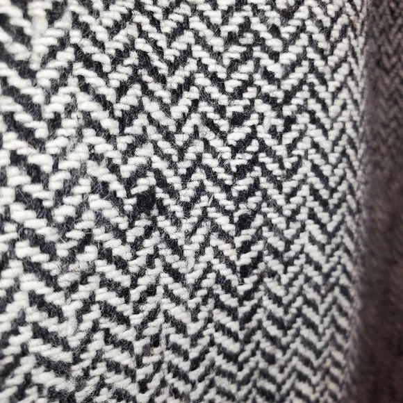 Kasper 2 piece Skirt Suit size 8P Wool Blend Black White
