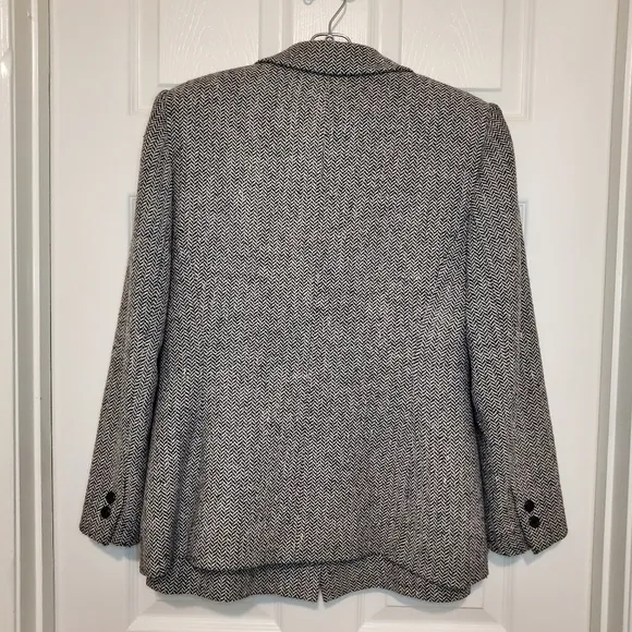 Kasper 2 piece Skirt Suit size 8P Wool Blend Black White
