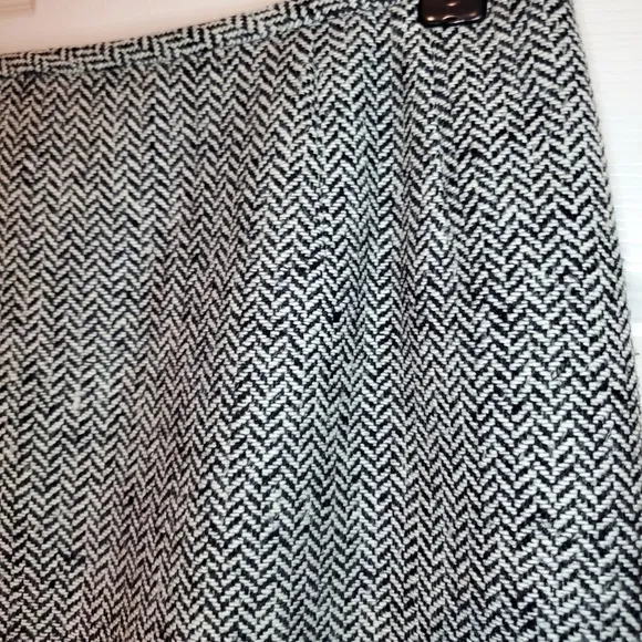 Kasper 2 piece Skirt Suit size 8P Wool Blend Black White