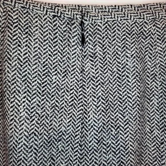 Kasper 2 piece Skirt Suit size 8P Wool Blend Black White