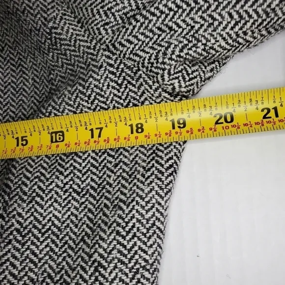 Kasper 2 piece Skirt Suit size 8P Wool Blend Black White