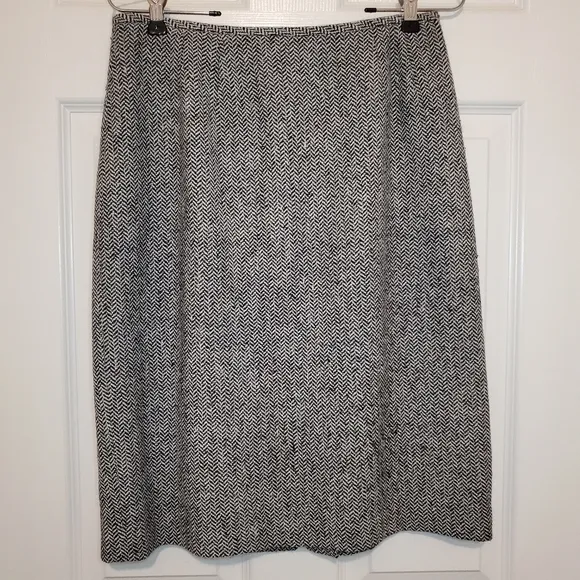 Kasper 2 piece Skirt Suit size 8P Wool Blend Black White