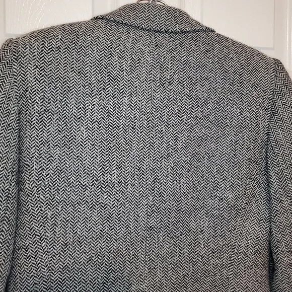 Kasper 2 piece Skirt Suit size 8P Wool Blend Black White