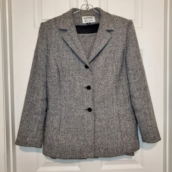 Kasper 2 piece Skirt Suit size 8P Wool Blend Black White