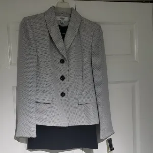 Le Suit Essentials 4P
