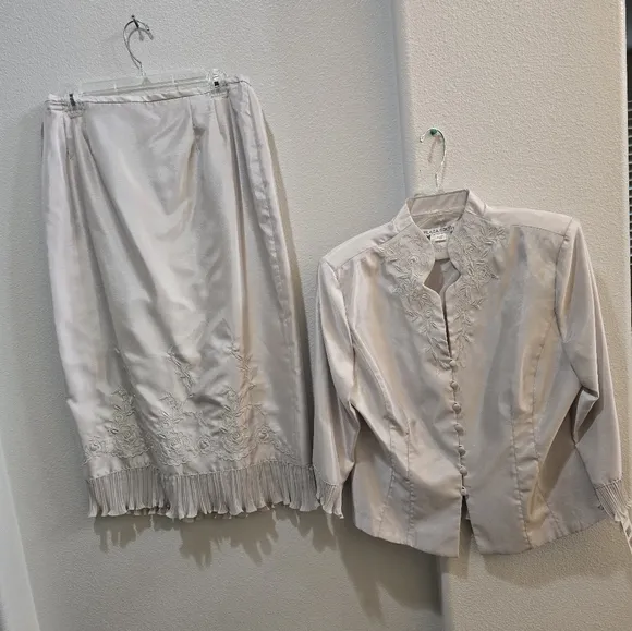 Light grey skirt suit with elegant embroidery size 12