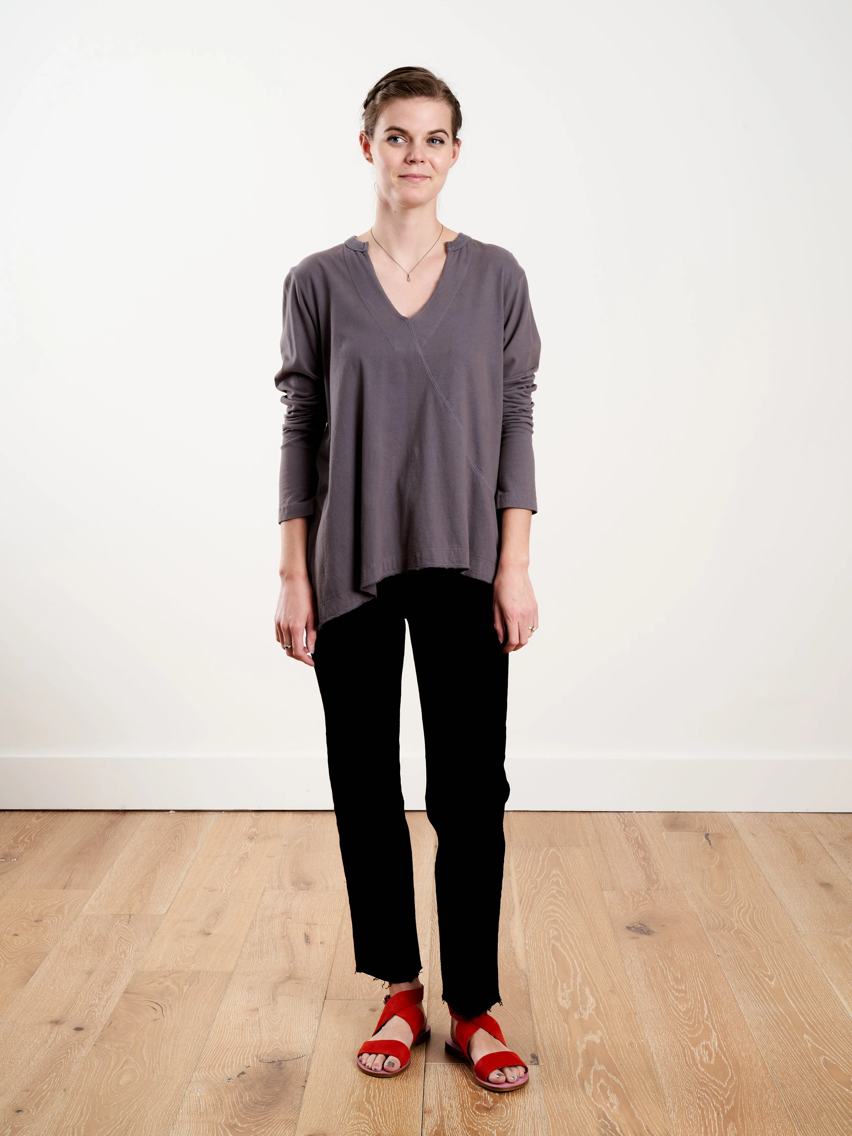 l/s split neck shift hem tee - cinder