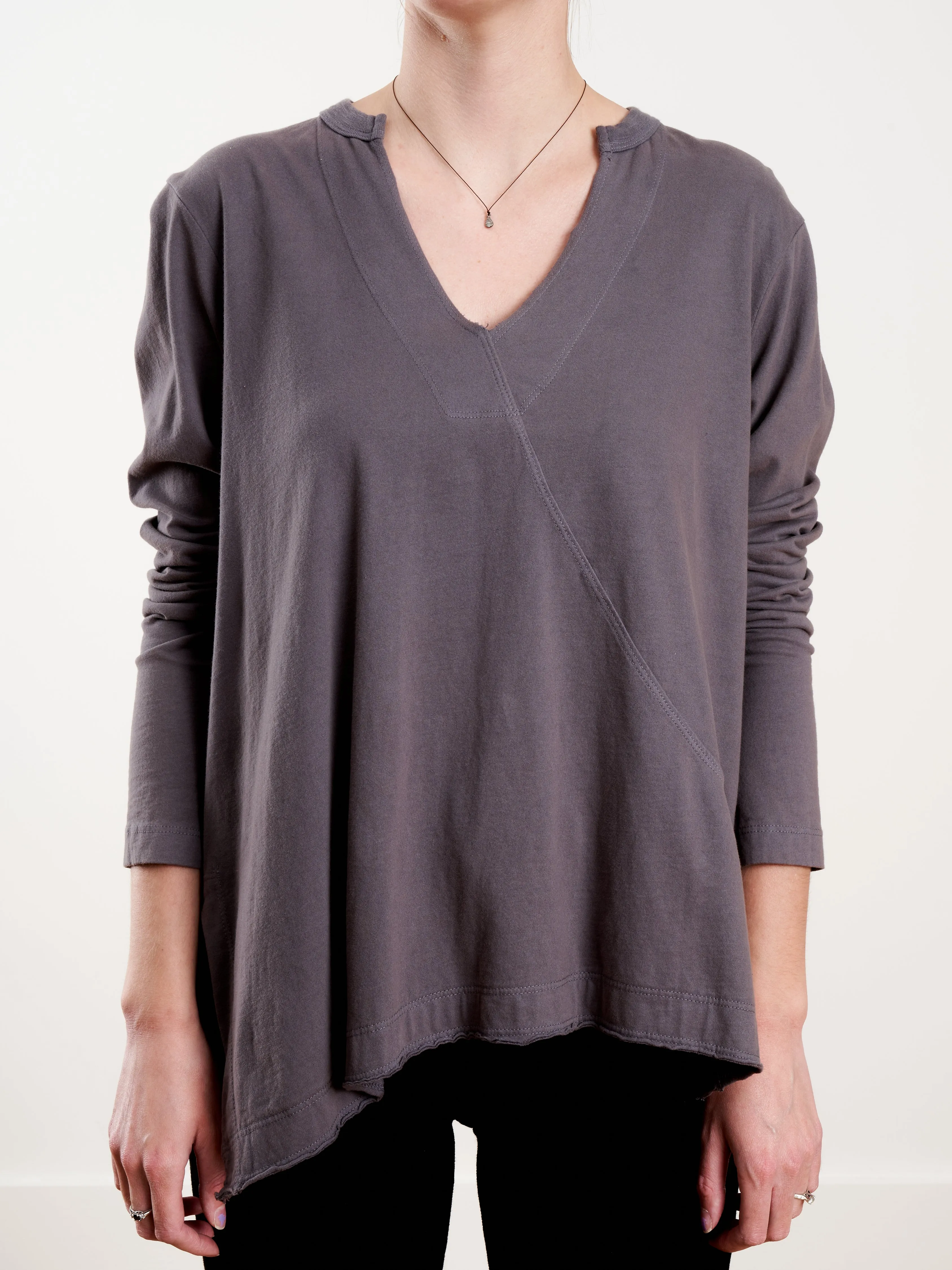 l/s split neck shift hem tee - cinder