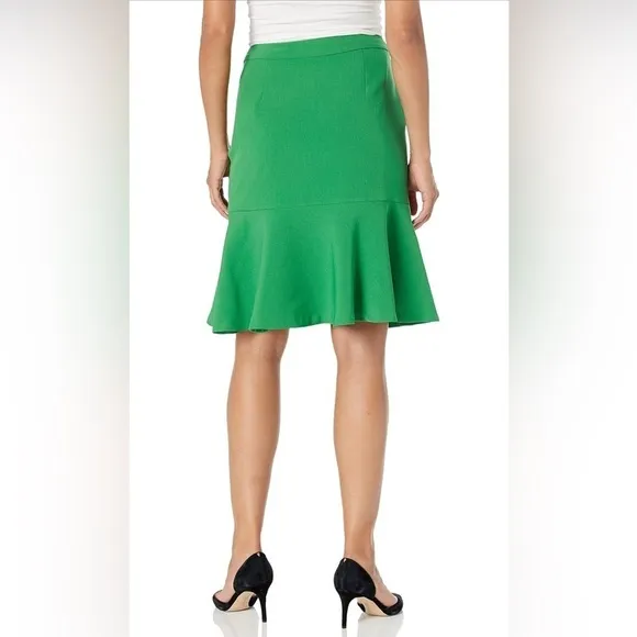 NEW- Le Suit Women's JKT/Skirt 2 Piece Suit COLOR: Verde Green  SIZE: 6