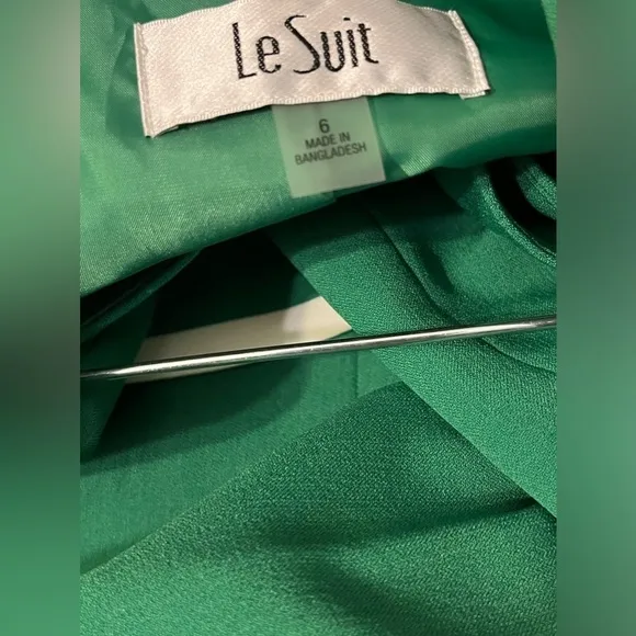 NEW- Le Suit Women's JKT/Skirt 2 Piece Suit COLOR: Verde Green  SIZE: 6