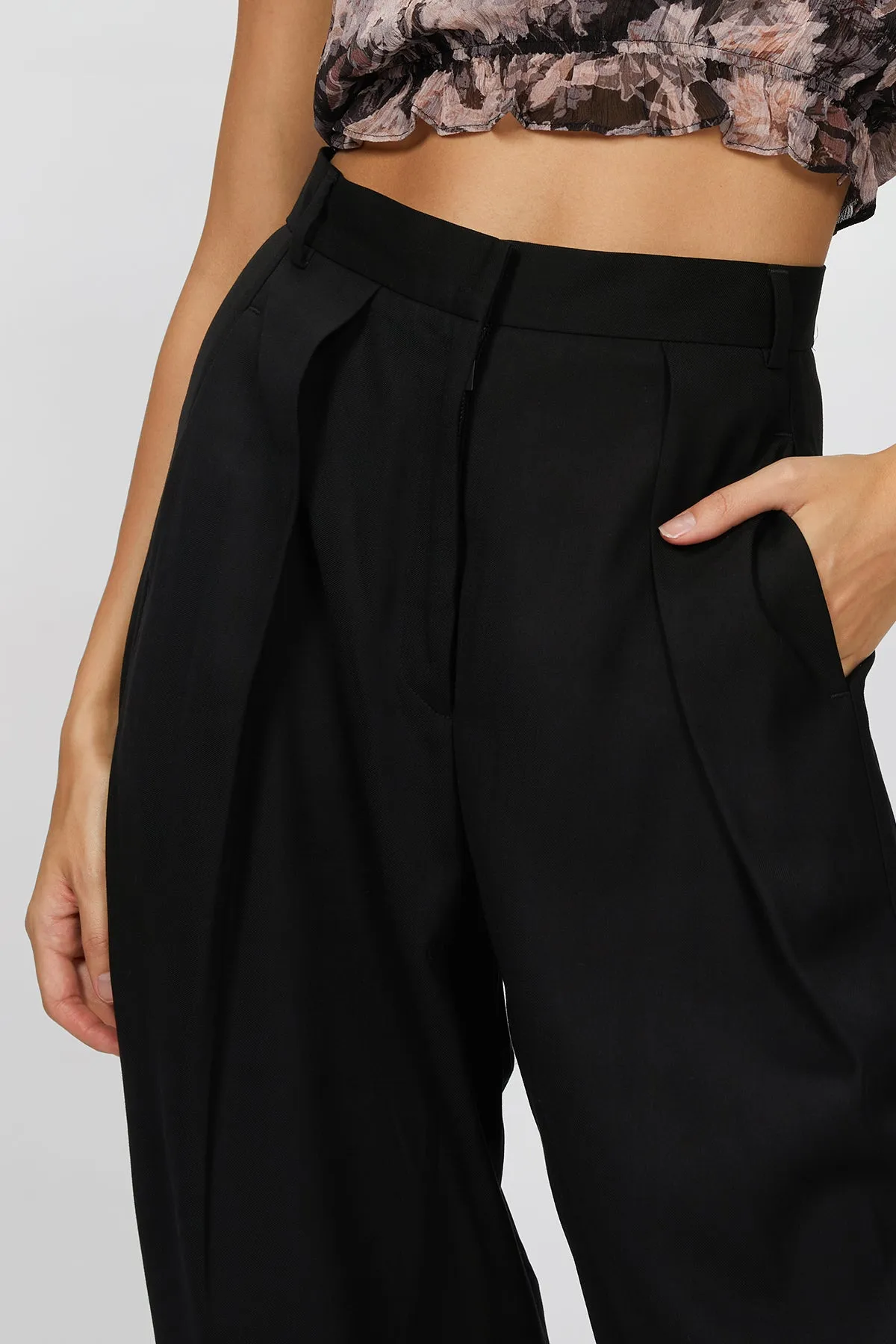 PLEATED WIDE-LEG PANTS